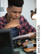 a young man and cpu chip. Стоковое фото, агентство Ingram Publishing / Фотобанк Лори