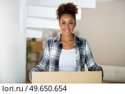 smiling young woman received parcel. Стоковое фото, агентство Ingram Publishing / Фотобанк Лори
