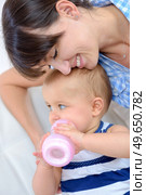 a baby is drinking milk. Стоковое фото, агентство Ingram Publishing / Фотобанк Лори
