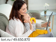 happy loving mother playing with baby. Стоковое фото, агентство Ingram Publishing / Фотобанк Лори