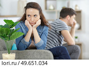 upset couple sitting on the sofa. Стоковое фото, агентство Ingram Publishing / Фотобанк Лори