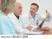 group of doctors meeting and taking notes at medical office. Стоковое фото, агентство Ingram Publishing / Фотобанк Лори