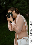 girl with a camera that takes an instant photo. Стоковое фото, агентство Ingram Publishing / Фотобанк Лори