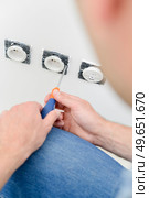 male worker replacing electrical socket. Стоковое фото, агентство Ingram Publishing / Фотобанк Лори
