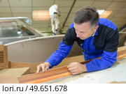 Man working with formica edging strip. Стоковое фото, агентство Ingram Publishing / Фотобанк Лори