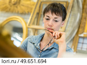 woman working on a frame atelier. Стоковое фото, агентство Ingram Publishing / Фотобанк Лори