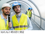 portrait of tv reporter in factory. Стоковое фото, агентство Ingram Publishing / Фотобанк Лори