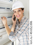 happy female repairer on the phone fixing fuses. Стоковое фото, агентство Ingram Publishing / Фотобанк Лори