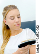 Lady looking at samples of teeth. Стоковое фото, агентство Ingram Publishing / Фотобанк Лори