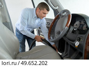 man vacuum cleaning his car. Стоковое фото, агентство Ingram Publishing / Фотобанк Лори