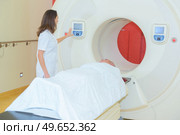 a nurse activing mri scanner. Стоковое фото, агентство Ingram Publishing / Фотобанк Лори