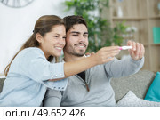 happy excited couple making positive pregnancy test and celebrating. Стоковое фото, агентство Ingram Publishing / Фотобанк Лори