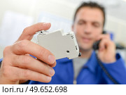 an electrician ordering new fuse. Стоковое фото, агентство Ingram Publishing / Фотобанк Лори