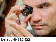 close up of a diamond merchant. Стоковое фото, агентство Ingram Publishing / Фотобанк Лори