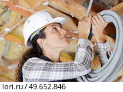 a female worker is working with cables. Стоковое фото, агентство Ingram Publishing / Фотобанк Лори