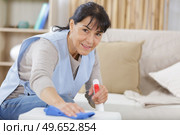 woman cleaning with a spray detergent. Стоковое фото, агентство Ingram Publishing / Фотобанк Лори