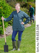 woman with a shovel in the garden. Стоковое фото, агентство Ingram Publishing / Фотобанк Лори