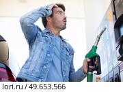 troubles dealing with money for rising gas prices. Стоковое фото, агентство Ingram Publishing / Фотобанк Лори