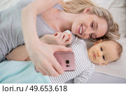 mother taking a selfie with her baby. Стоковое фото, агентство Ingram Publishing / Фотобанк Лори