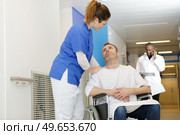 nurse reassuring patient in a wheelchair. Стоковое фото, агентство Ingram Publishing / Фотобанк Лори