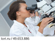 researcher looking through the microscope. Стоковое фото, агентство Ingram Publishing / Фотобанк Лори