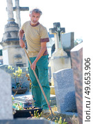 portrait of man maintaining a cemetery. Стоковое фото, агентство Ingram Publishing / Фотобанк Лори