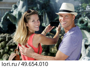 happy couple capturing bright moments. Стоковое фото, агентство Ingram Publishing / Фотобанк Лори