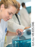 doctors places medical autoclave for sterilising surgical. Стоковое фото, агентство Ingram Publishing / Фотобанк Лори
