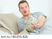portrait of man waking up late. Стоковое фото, агентство Ingram Publishing / Фотобанк Лори
