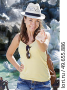 lifestyle tourist preparing to toss coin in fountain for luck. Стоковое фото, агентство Ingram Publishing / Фотобанк Лори