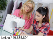two young beautiful female tailors working in the tailor shop. Стоковое фото, агентство Ingram Publishing / Фотобанк Лори