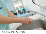 medical cleanup - washing hands. Стоковое фото, агентство Ingram Publishing / Фотобанк Лори