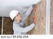 female worker at a indoors wall insulation. Стоковое фото, агентство Ingram Publishing / Фотобанк Лори