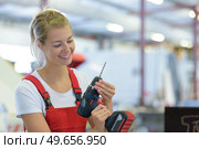 happy woman with toolbelt and drill. Стоковое фото, агентство Ingram Publishing / Фотобанк Лори
