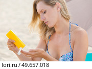 close up of young woman applying sunscreen. Стоковое фото, агентство Ingram Publishing / Фотобанк Лори