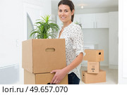 portrait of a woman carrying boxes. Стоковое фото, агентство Ingram Publishing / Фотобанк Лори