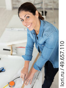 young woman doing diy renovations at home. Стоковое фото, агентство Ingram Publishing / Фотобанк Лори
