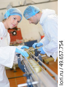 Male and female workers on production line. Стоковое фото, агентство Ingram Publishing / Фотобанк Лори