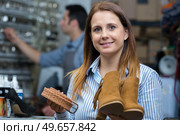 female cobbler looking at camera. Стоковое фото, агентство Ingram Publishing / Фотобанк Лори