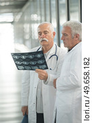 clever medical specialists discussing radiograph. Стоковое фото, агентство Ingram Publishing / Фотобанк Лори