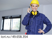 young woman engineer in protective helmet talking on the phone. Стоковое фото, агентство Ingram Publishing / Фотобанк Лори