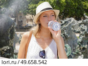 sensible young lady on holiday drinking bottled water. Стоковое фото, агентство Ingram Publishing / Фотобанк Лори