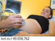Ultrasound of young woman's abdomen. Стоковое фото, агентство Ingram Publishing / Фотобанк Лори
