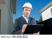 portrait of businessman with clipboards outdoors. Стоковое фото, агентство Ingram Publishing / Фотобанк Лори