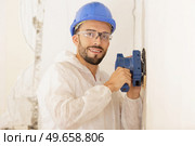 close up of builder working with grinding tool. Стоковое фото, агентство Ingram Publishing / Фотобанк Лори