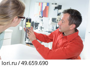 optometrist testing the eyes of the patient. Стоковое фото, агентство Ingram Publishing / Фотобанк Лори