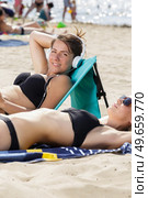 women sunbathing on the beach. Стоковое фото, агентство Ingram Publishing / Фотобанк Лори
