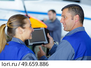man and woman mechanics at work. Стоковое фото, агентство Ingram Publishing / Фотобанк Лори