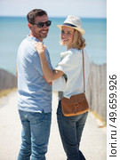 happy couple going honeymoon travel on sand beach. Стоковое фото, агентство Ingram Publishing / Фотобанк Лори