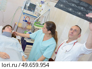 a doctor looking at xray. Стоковое фото, агентство Ingram Publishing / Фотобанк Лори